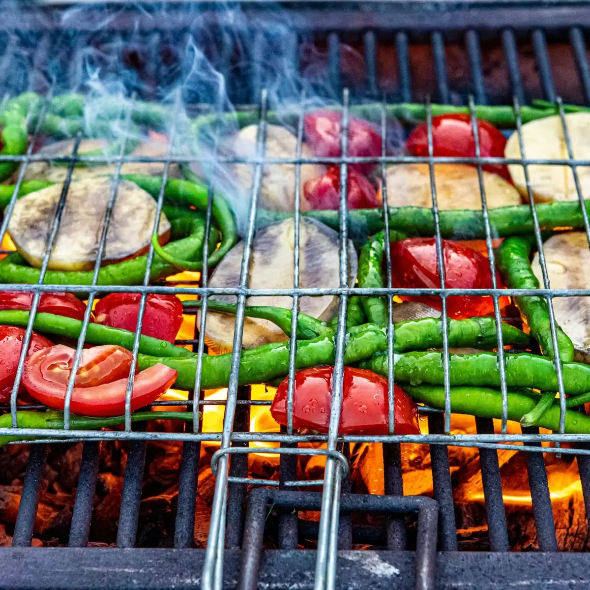Groenten op de grill boven houtskool