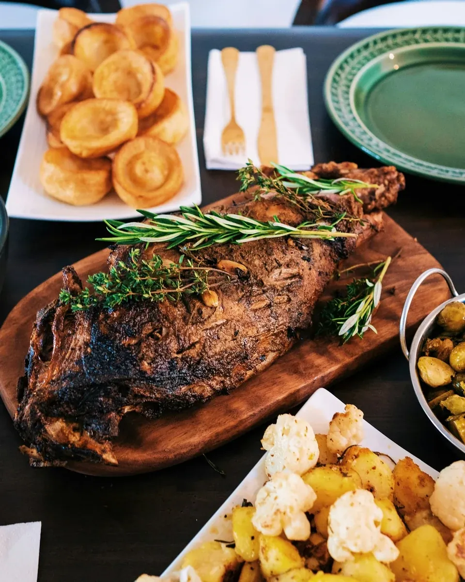 Feesttafel met geroosterd vlees, geroosterde groenten en aardappelen