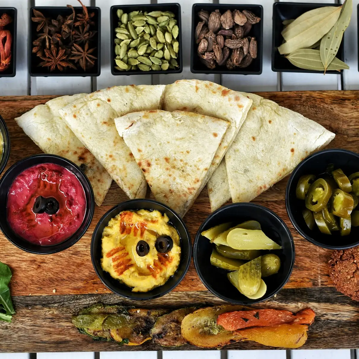Mezze met hummus, dips, platbrood en specerijen